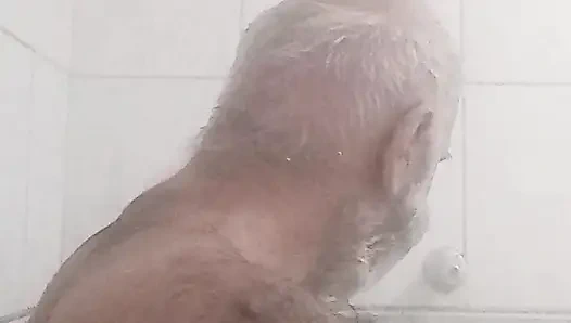 KıLLı BRUTE DUŞ ALıYOR