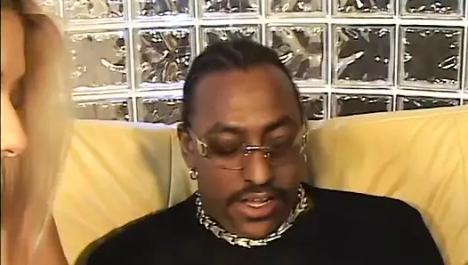 Genç siyahi damızlık iki azgın sarışını besliyor!