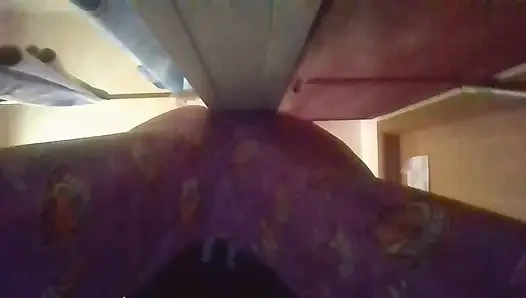 Sıkı amcık vibe götünü parmaklıyor