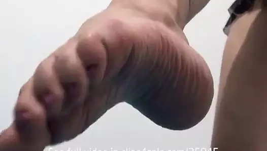 Büyük ayak parmakları, sıcak footjob ve güzel tabanlar!