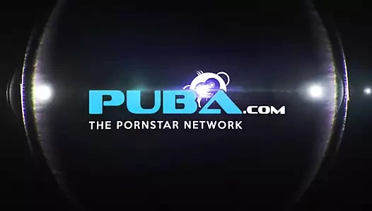 Nicole sosyal medyada oynarken ateşli bir damızlık ile ateş ediyor