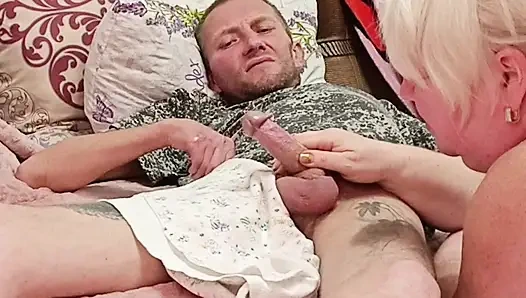 Komşum bana oral seks yaparak boşalmama yardım ediyor