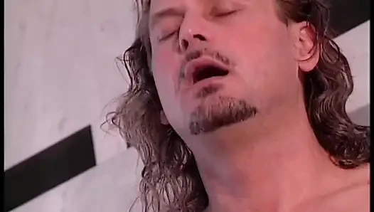 İki kadınla sikişiyor ve bu güzel orta yaşlı seksi kadın mastürbasyon yaparken izliyor