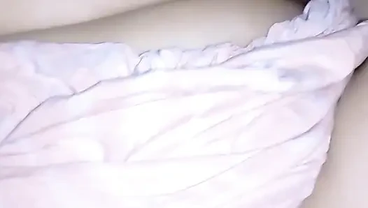 Tombul, amcığı ıslak, doruğa çıkana kadar sikilmek istiyor.