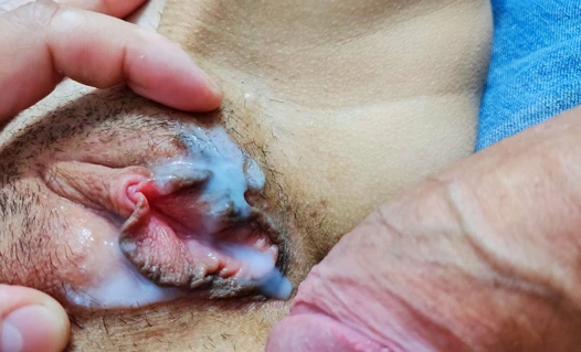 Büyük yarak yakın çekim sıkı genç çocuk bakıcısının amını sikiyor ve boşalıyor