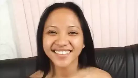 Büyük memeli göt yalayan Asyalı genç kız yarağı seviyor