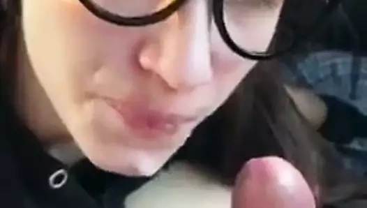 Asosyal sürtük berbat horoz ve yiyor boşalmak