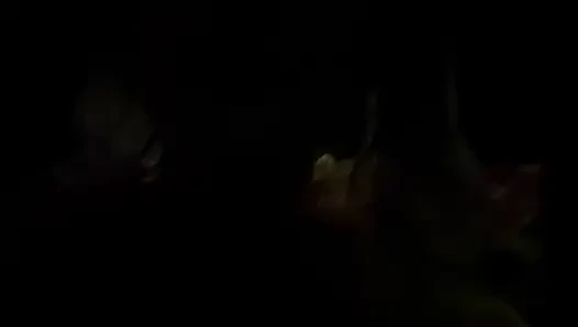 Değersiz palyaço kız umumi tuvalette işiyor teşhir ediyor ve sigara içiyor