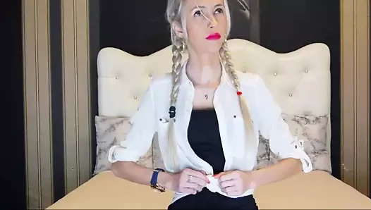 Ateşli sarışın uzun bacaklı orta yaşlı seksi kadın yapay penisle anal seks yapıyor