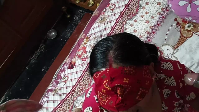 Hintli Bengalli ev hanımı boudi çift yarak emiyor