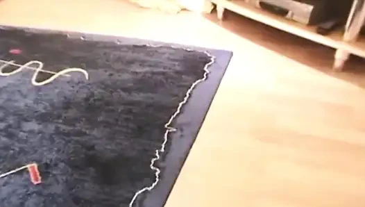 Fransız genç kız oyuncu seçmelerinde büyük oyuncakla oynuyor