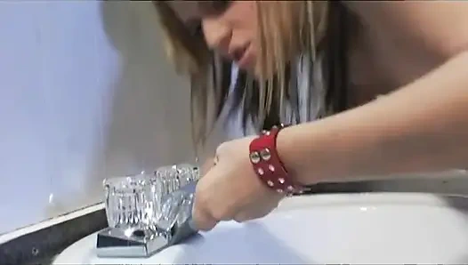 Kırmızı Çizmeli Sarışın Bebek Tuvalette Amını Parmaklıyor