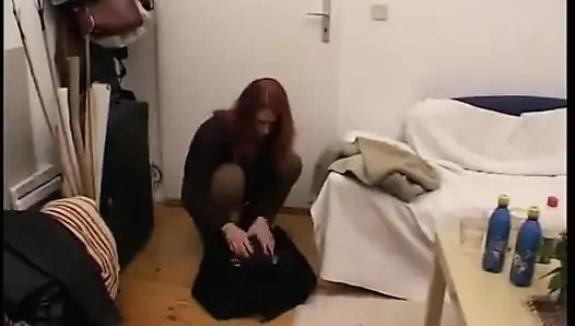 Güzel kızıl saçlı bebek vibratörle amını memnun ediyor