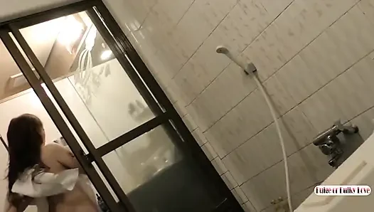Ani bir mesaj perçinsiz bir buluşmaya yol açıyor, tutku tekrar tutuşmadan önce kanepe ısısı buharlaşıyor