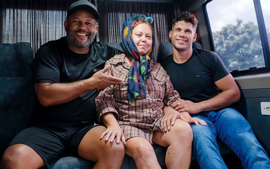 Çirkin iri güzel kadın ilk kez minibüsümde çifte penetrasyonla sikiliyor