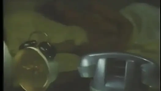 Seksi fahişeler iyi sürtükler gibi dizlerinin üzerinde yarak emiyor