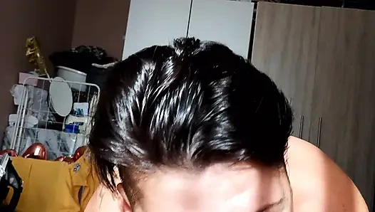 Sabah boşalmak için sakso çekiyor ve yutuyor