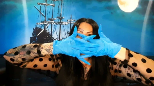 Eldiven fetişi. Dominatrix Nika tıbbi eldivenler takıyor ve uzun tırnaklarıyla yırtıyor. Lateks eldivenler