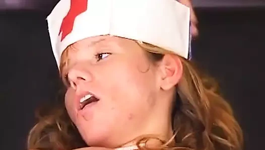 Muhteşem sarışın Alman hemşire doktorun büyük yarağına biniyor