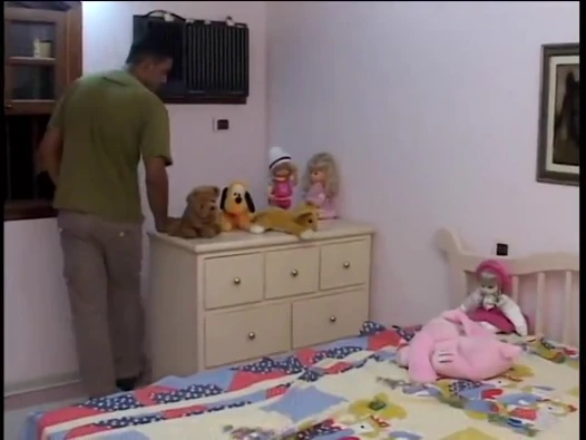Şehvetli esmer bebek sulu amcığını siktiriyor