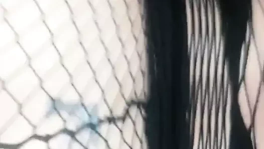 Dövmeli beyaz ucubenin arka çekimleri