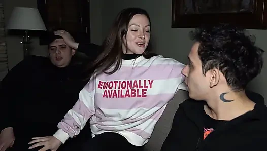 Luchiibb şişman gavatın yanında erkek arkadaşının en iyi arkadaşını sikiyor! Creampie