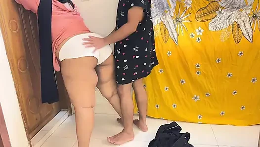 Tombul arkadaşının büyük şişman götlü ve büyük memeli annesi oğlunun arkadaşı tarafından sikiliyor!