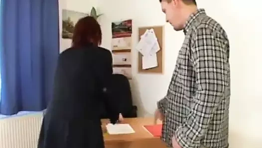 Büyük memeli olgun sekreter masada patronundan almayı seviyor