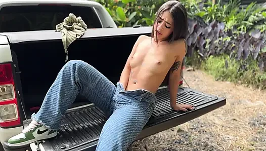 Azgın Kolombiyalı güzel kamyonmun arkasında mastürbasyon yapıyor!