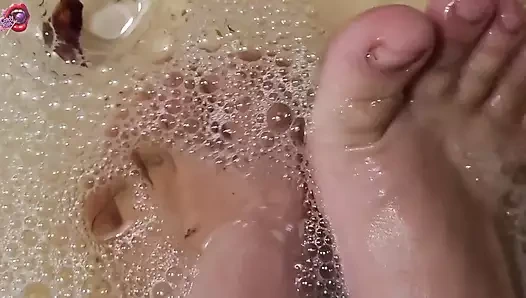 Zor bir iş gününden sonra ayaklarımı gül yaprakları ve otlarla yıkıyorum