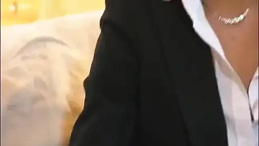 Sürtük iş kadını röportaj sırasında zengin patron tarafından sikiliyor