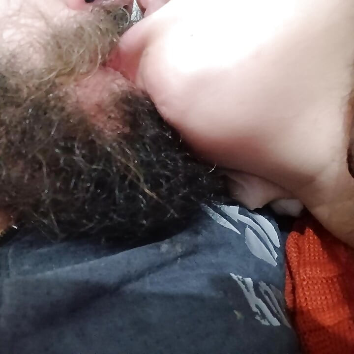 Yakın çekim yaramaz ve azgın öpücük, azgın sürtük dili ve ıslak ağzıyla