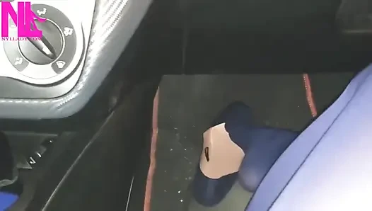 Benzin istasyonunda mavi külotlu çorap ve mavi dairelerde sarkma ve ayakkabı oyunu