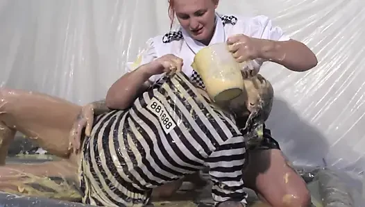 Mahkum Tallulah ifşa cezası alıyor