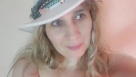 Şapkayla dildoya gitti