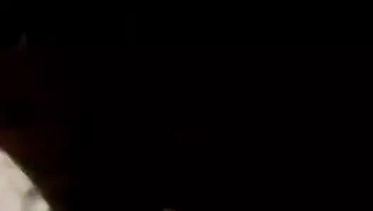 Genç kadın, aletim boğazında yükselirken öğürüyor