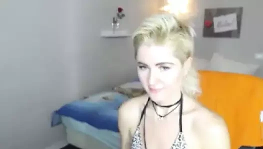 Küçük memeli sarışın