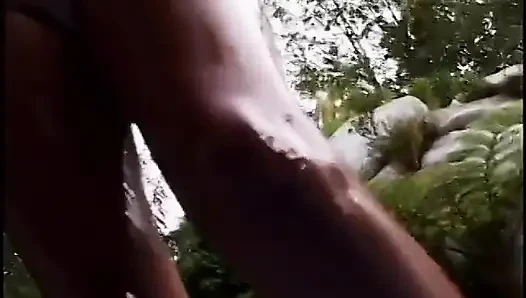 Güzel memeler bal havuz kenarında yağlıyor ve adamın sert yarağını sikiyor