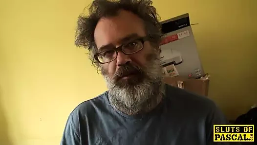 Busty İngiliz sürtük oynuyor ona klitoris