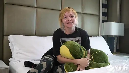 Alexa Crush, yastıkla sikiş uzmanı