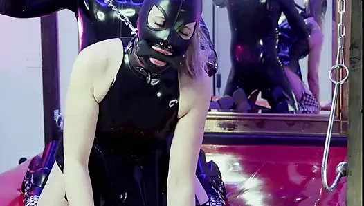 Lateks sürtük taşak tıkacı zincirleri ve anal kanca göt tıkacı ile kullanılıyor ve domine ediliyor