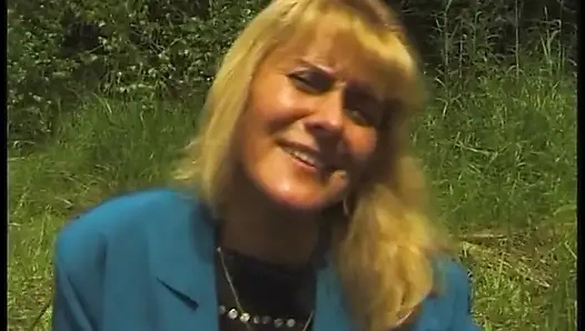 Kıllı sarışın olgun açık havada güzel vakit geçiriyor