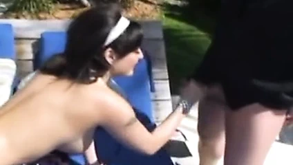 Güzel busty esmer bahçede bir açık oral seks verir