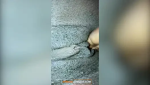 Bu siyah lezbiyenlerin tutkulu makaslama ve kesintisiz klitoris titremesiyle kontrolünü kaybetmelerini izledim