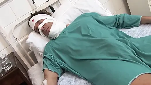 Hastanede azgın hemşirelerin gür üçlü seks sahne 2_threesome