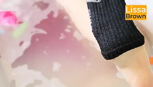 Köpük banyosunda ve balonda pembe pijamalar