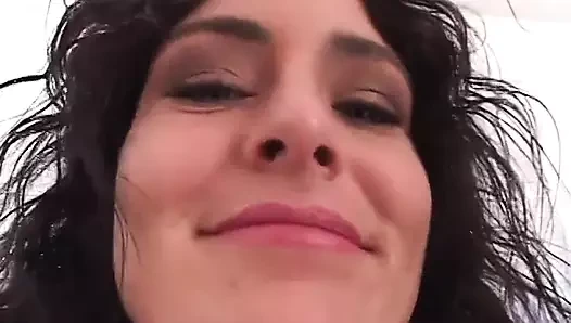 Vahşi orta yaşlı seksi kadının büyük siyah yarakla genişletilmeye hevesli sıkı bir amcığı var