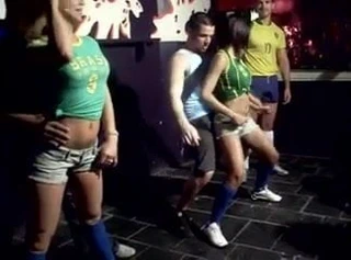 Deux salopes en short font bander les mecs !