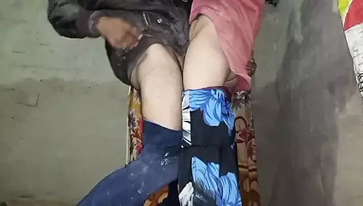 Üvey erkek kardeş yengeyi önden ve arkadan sikiyor