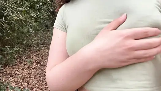 Brincando com meus peitos no Parque